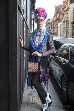 Londra, İngiltere - 14 Eylül 2018: Londra Moda Haftası sırasında sokakta insanlar. Genç bir adam kızarmış Kahlo suretinde