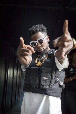 Londra, İngiltere - 14 Eylül 2018: Londra Moda Haftası sırasında sokakta insanlar. Bir adam siyah yelek ve büyük beyaz güneş gözlüğü