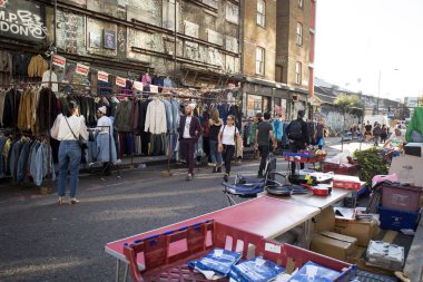 Londra, İngiltere - 14 Eylül 2018: Bricklane Doğu Londra'da sokakta insanlar. Giysiler için satış ile raylar.