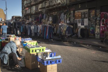 Londra, İngiltere - 14 Eylül 2018: Bricklane Doğu Londra'da sokakta insanlar. Giysiler için satış ile raylar.