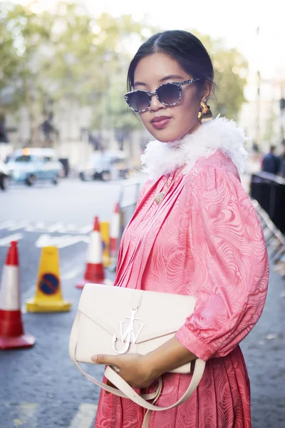 ロンドン イギリス 2018 ロンドン ファッション ウィーク中に路上での人々 ピンクのシルクのドレスでガラスの少女 — ストック写真