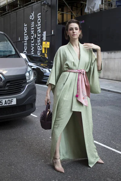 2018年9月14日 伦敦时装周期间街头的人们 褐发女郎女孩在绿色和服和粉红色腰带 — 图库照片
