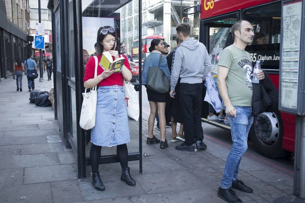 Λονδίνο Ηνωμένο Βασίλειο Σεπτεμβρίου 2018 Στάση Λεωφορείου Άνθρωποι Περιμένουν Λεωφορείο — Φωτογραφία Αρχείου