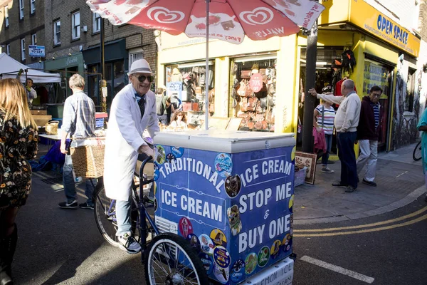 2018年9月14日 街上的人们在伦敦东部 Bricklane 老卖家冰淇淋在帽子上的自行车骑在 Bricklane — 图库照片