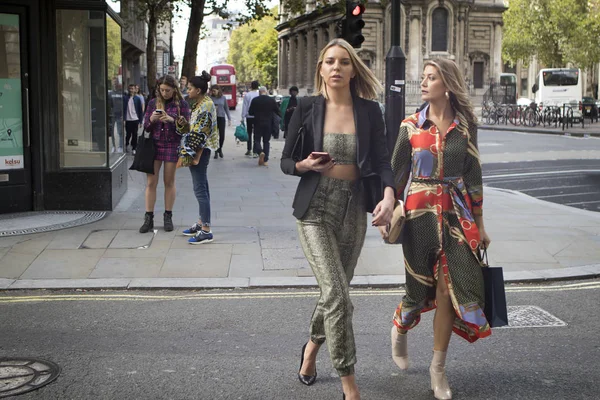 London September 2018 People Street London Fashion Week Two Girls — Stock Photo, Image