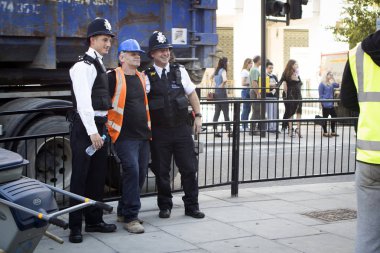 London, Büyük Britanya - 14 Eylül 2018: polis şehir merkezinde bir işçi ile fotoğraflandı.