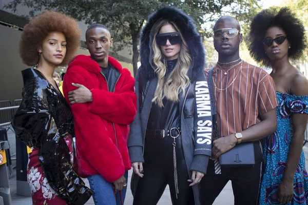 London, Büyük Britanya - 14 Eylül 2018: Londra Moda Haftası sırasında sokakta insanlar. Bina girişinde sohbet modaya uygun giyinmiş arkadaşlar bir grup