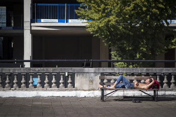 London Verenigd Koninkrijk September 2018 Dakloze Man Spijkerbroek Slapen Een — Stockfoto