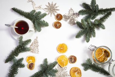 Kuru portakal ve yılbaşı oyuncakları ile Noel ağacı dalı. Noel kartı