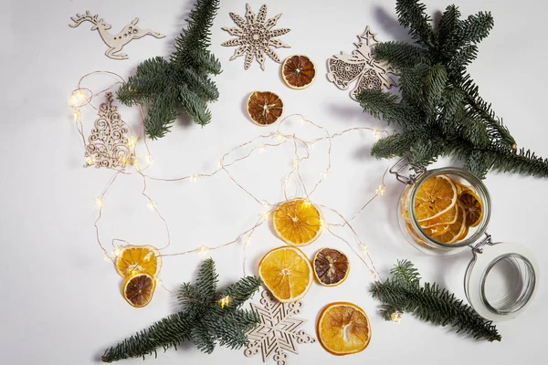 ドライ オレンジと新年のおもちゃのクリスマス ツリーの枝 クリスマス カード — ストック写真