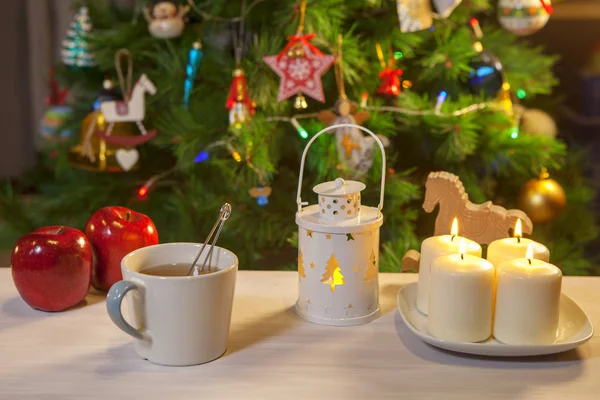 圣诞气氛 蜡烛和灯笼在圣诞树下作为新年贺卡 — 图库照片