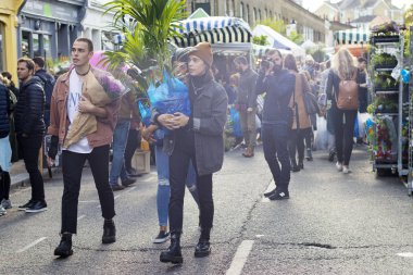 Londra, İngiltere - 12 Ekim 2018 grup genç arkadaşlar ünlü Brick Lane Londra'da yürüyüş. Karışık ırklar birlikte eğleniyor renkli kıyafetlerle çok kültürlü insanlarla. Öğrenciler ya da turist olabilir