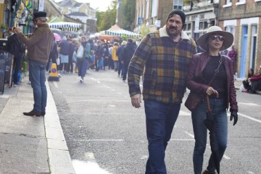 Londra, İngiltere - 12 Ekim 2018 grup genç arkadaşlar ünlü Brick Lane Londra'da yürüyüş. Karışık ırklar birlikte eğleniyor renkli kıyafetlerle çok kültürlü insanlarla. Öğrenciler ya da turist olabilir
