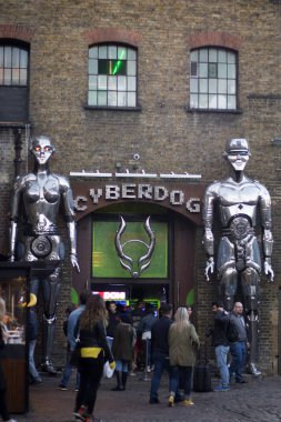 Londra, İngiltere - 12 Ekim 2018 iki büyük robotlar bir mağaza girişinde dört bir yanındaki insanlarla Londra, İngiltere, Birleşik Krallık'taki Camden Lock Market veya Camden Town Cyberdog denilen