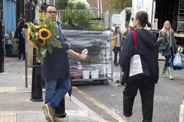 Лондон Англия Октября 2018 Года Люди Покупают Цветы Цветочном Рынке — стоковое фото