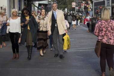 Londra, İngiltere - 15 Eylül 2018 A kalabalık insan Oxford Street boyunca yürüyor.