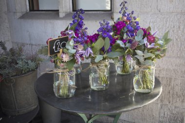 Londra'da piyasada satılan çiçek renkli çeşitli.