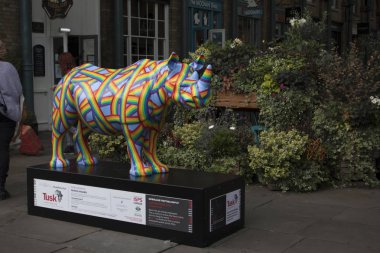 Londra - 23 Eylül 2018. Tarafından Patrick Hughes Covent Garden Market, Londra, İngiltere yerlerdeki Show'da üzerinde çeşitli sanatçılar tarafından 21 bireysel modellerinden birini Rhino heykel bir cam elyafı boyalı.