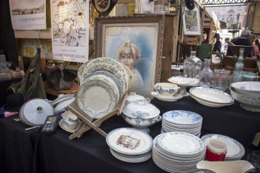 Londra, İngiltere - 15 Eylül 2018 Tower Hamlets eski Spitalfields pazarda kaplı. Bulaşıkları tezgahın üzerine.