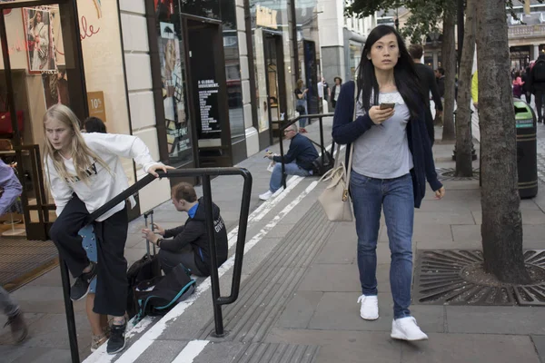 Londres Inglaterra Septiembre 2018 Gente Camina Por Calle — Foto de Stock