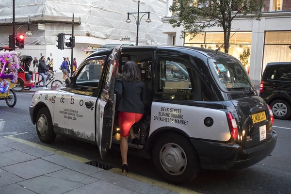 Londres Englândia Setembro 2018 Uma Mulher Vestido Vermelho Senta Táxi — Fotografia de Stock