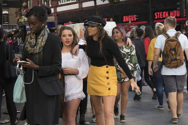 Londres Inglês Setembro 2018 Mulheres Moda Jovens Estão Praça Leicester — Fotografia de Stock