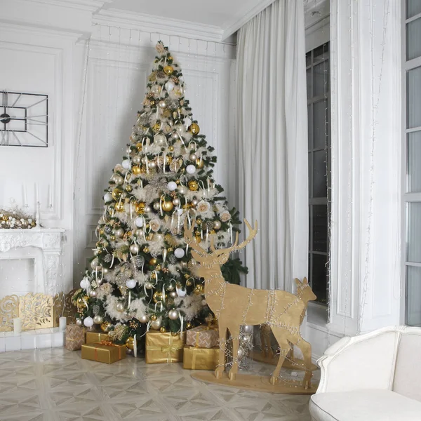Weihnachtszimmerdekoration Fichte Mit Geschenken Holzfiguren Von Hirschen Mit Licht Kamin — Stockfoto