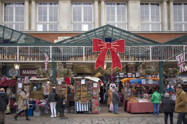 Londra, İngiltere - 21 Aralık 2016: yayalar farklı tezgahları Jubilee Market Hall bak. Piyasada yatırımcılar tarafından tamamen ait ve Covent Garden içinde yer almaktadır.