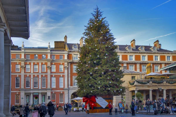 2018年12月24日 圣诞树在考文特花园 季节性的灯光正在伦敦市中心的著名地区展出 — 图库照片