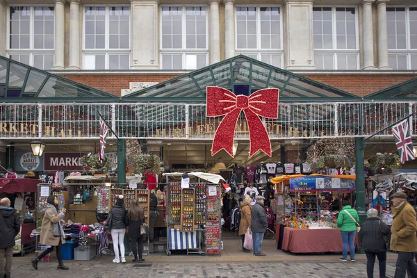 London England December 2016 Fotgängare Titta Olika Stånden Jubilee Market — Stockfoto