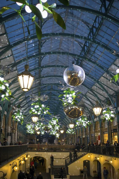 2018年12月21日 英国伦敦最受欢迎的旅游景点之一科文特花园市场的圣诞装饰和巨大的小东西 — 图库照片