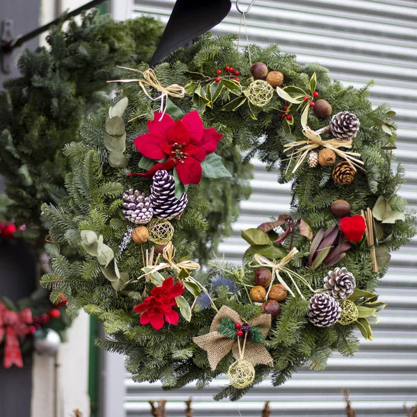 Decoratie Van Krans Deur Voor Kerstvakantie — Stockfoto