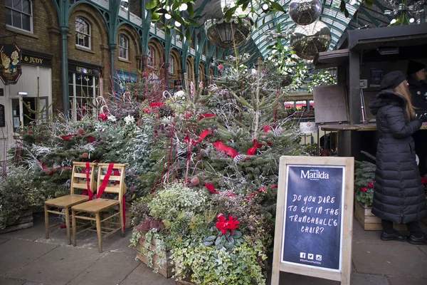 Londres Reino Unido Diciembre 2018 Decoraciones Navideñas Adornos Gigantes Covent —  Fotos de Stock