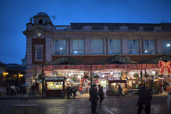 英国伦敦 2016年12月21日 行人在银禧市场大厅查看不同的摊位 市场完全由贸易商拥有 位于科文特花园 — 图库照片