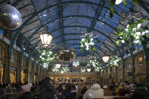 ロンドン イギリス 2018 クリスマスの装飾およびコベント ガーデン マーケット ロンドン 英国で最も人気のある観光地の一つで巨大なつまらないもの — ストック写真
