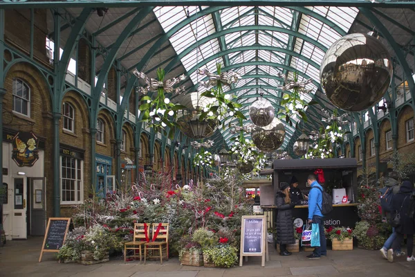 2018年12月21日 英国伦敦最受欢迎的旅游景点之一科文特花园市场的圣诞装饰和巨大的小东西 — 图库照片