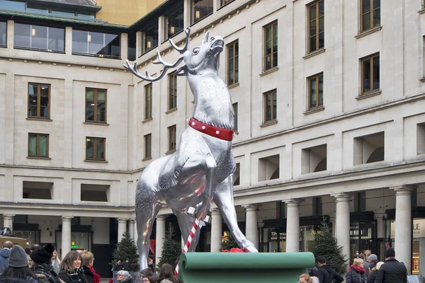 英国伦敦 2018年12月21日圣诞节期间 在伦敦市中心市场大楼前的科文特花园展出银驯鹿装饰 — 图库照片