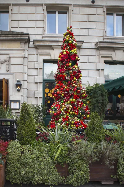 英国伦敦 2018年12月24日 科文特花园附近餐厅的圣诞树 季节性灯光正在伦敦市中心著名地区展出 — 图库照片