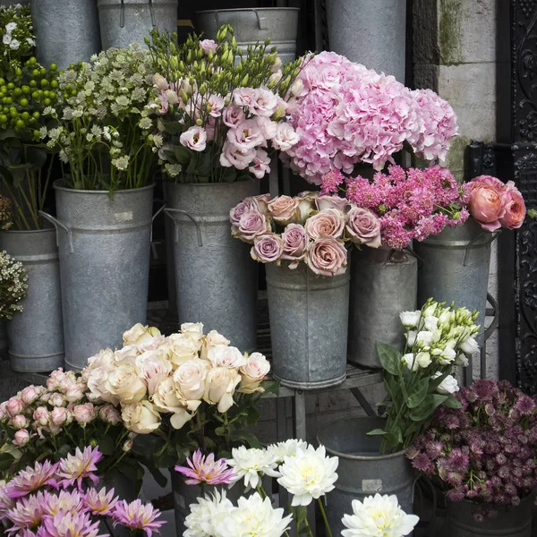 Londra'da piyasada satılan çiçek renkli çeşitli.