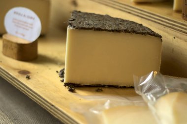 Margot, daha yeni bir girişim için Caseificio Pier Luigi Rosso, nefis tatlı ve hafif, yarı yumuşak İtalyan çiftlik peyniri olduğunu