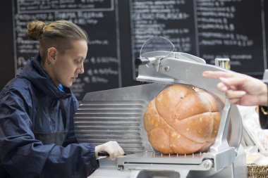 Londra, İngiltere - 12 Kasım 2018 satıcı jamon semt pazarında keser