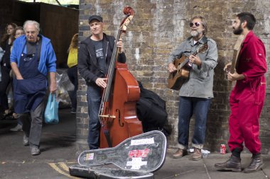 Londra, İngiltere - 28 Aralık 2018, bir grup hipster müzisyenler semt pazarında gerçekleştirme.