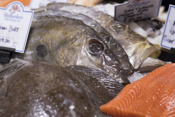 Fisken Försäljning Fisk Mogners Londons Borough Market — Stockfoto