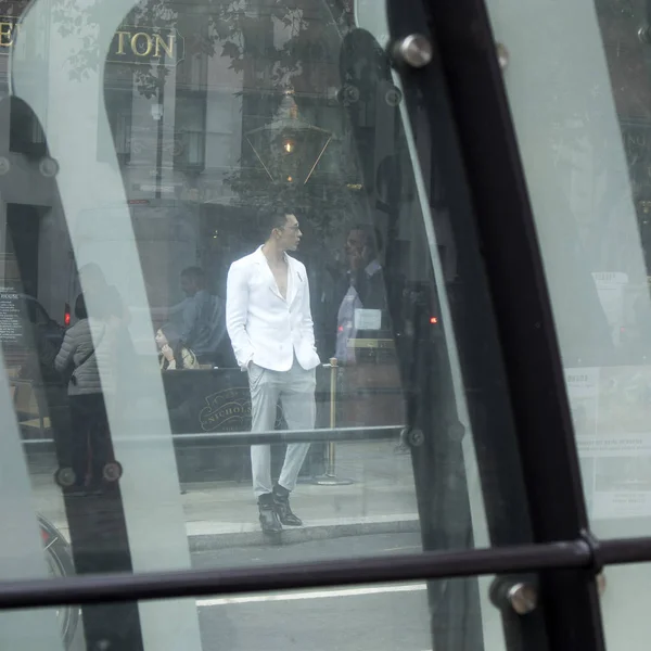 Londres Inglaterra Agosto 2018 Hombre Camisa Blanca Pie Cerca Ventana —  Fotos de Stock