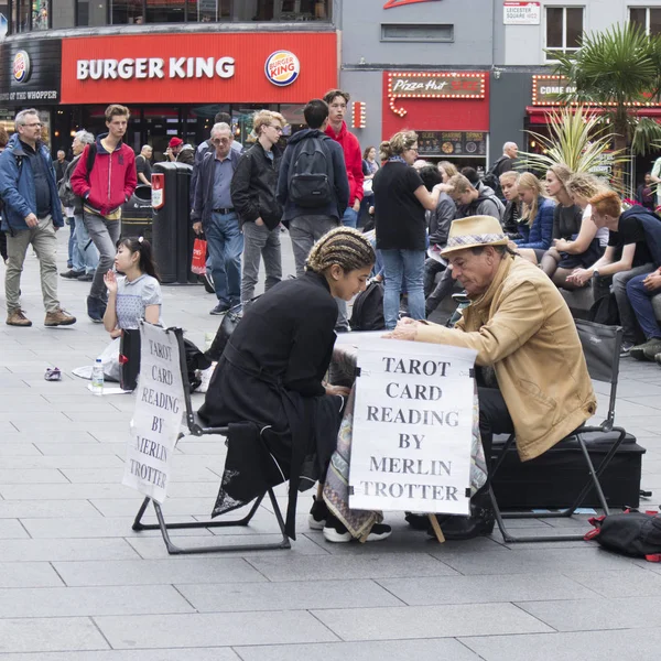 Londres Angleterre Août 2018 Lecture Cartes Tarot Sur Leicester Square — Photo