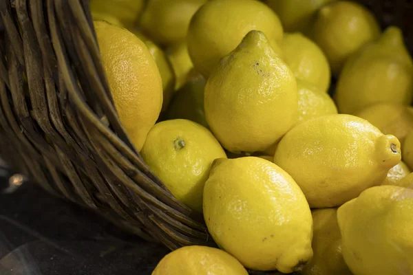 Los Limones Una Canasta Mimbre Para Venta Mercado Municipal — Foto de Stock