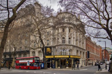 Londra, İngiltere - 22 Aralık 2019 nerede müzik Tina Aldwich yuvarlağına oynuyor Aldwych tiyatro giriş