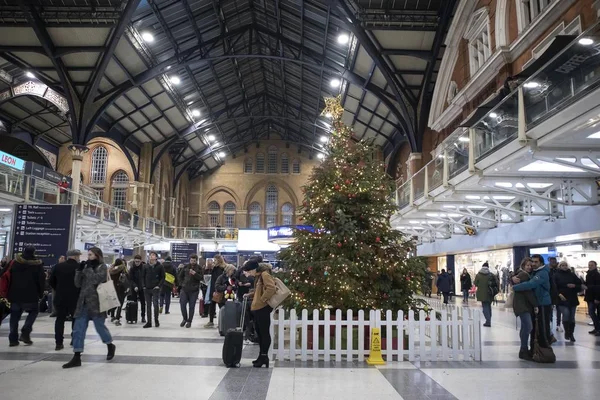 2018年12月22日利物浦街车站的人 1874年开业 是英国第三繁忙 也是主要火车站之一 与伦敦地铁相连 — 图库照片