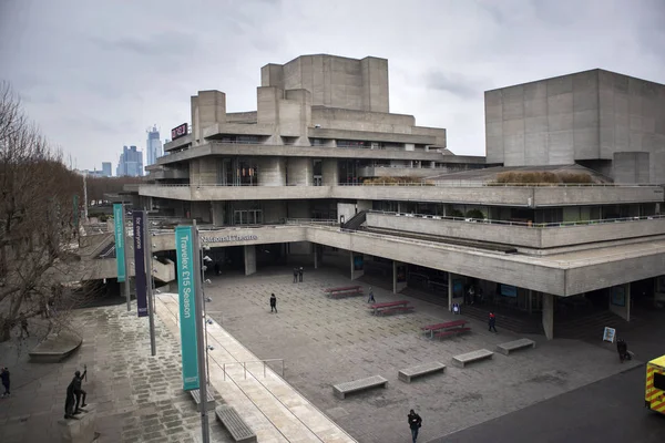 Londra, Ulusal Tiyatro tasarlanmış İngiltere'de - 22 Aralık 2019 efendim Denys Lasdun tarafından yeni brutalist mimarisinin şaheseri olduğunu