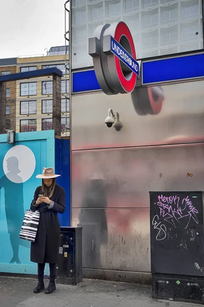 London December 2018 Girl Hat Stands Exit Tottenham Court Station — Stock Photo, Image